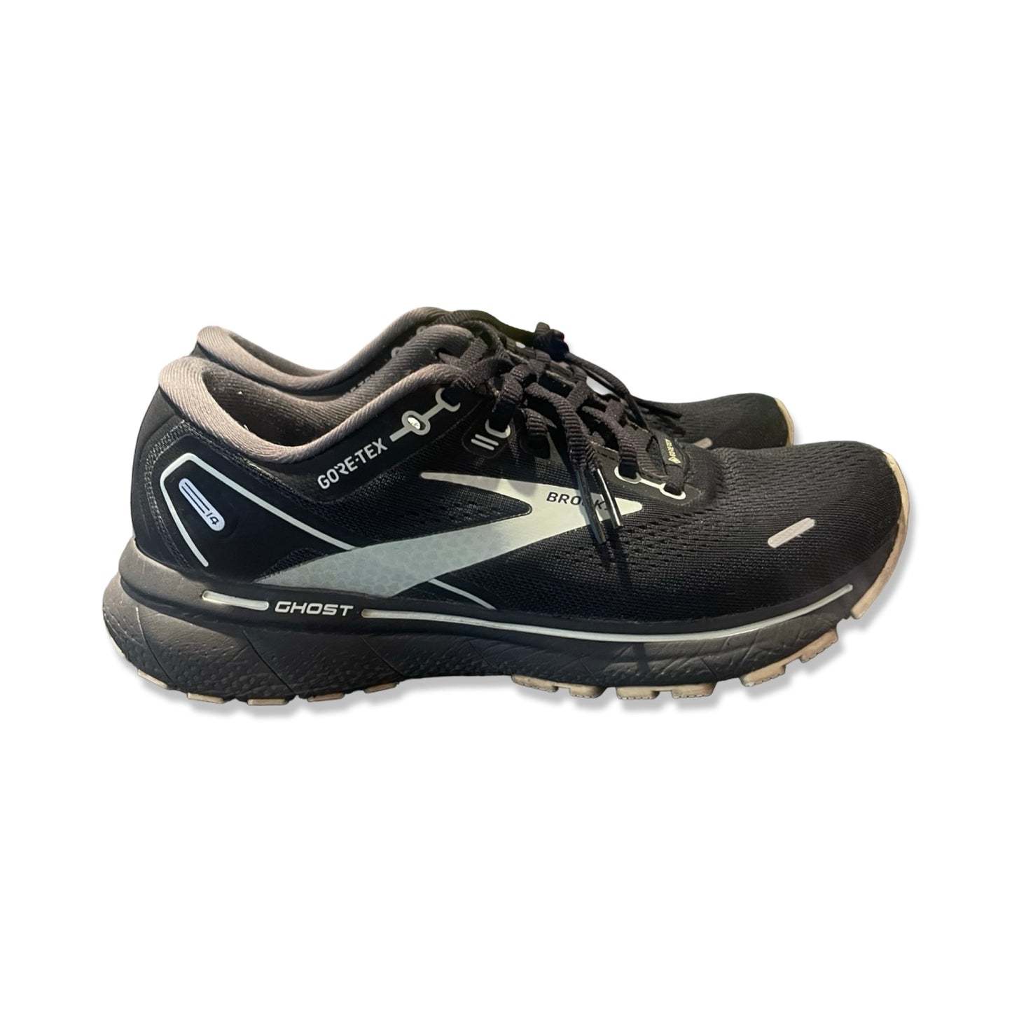Brooks Ghost 14 Gore-Tex löparskor för dam i svart, fotograferade från sidan mot en vit bakgrund.