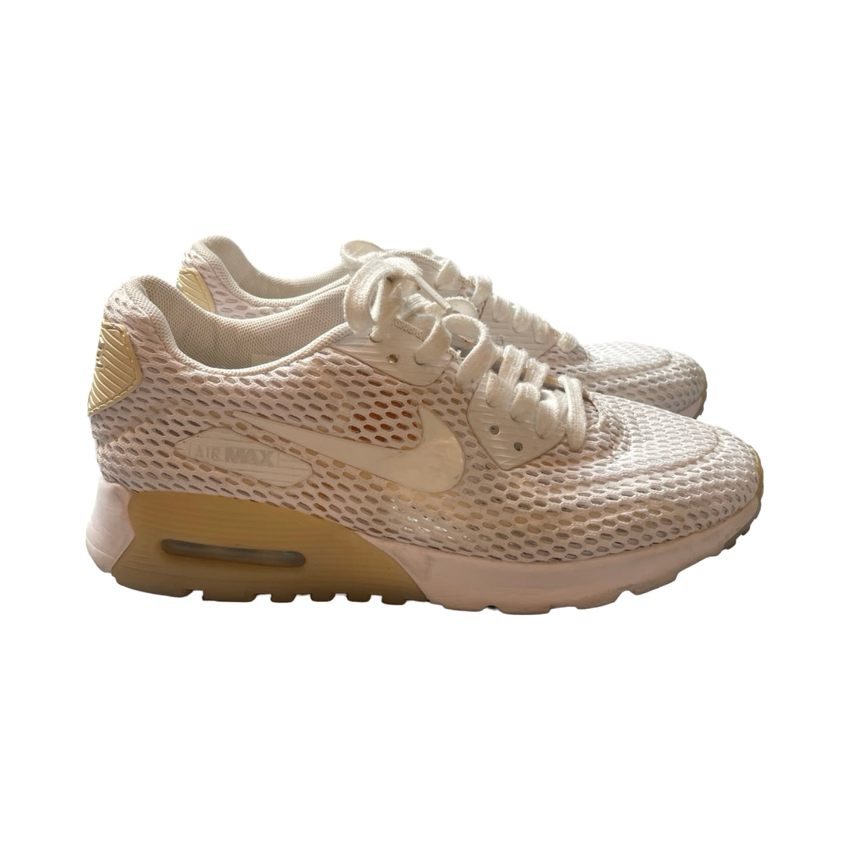 Nike Air Max 90 Ultra Breathe-sneakers för dam i beige och vitt, fotograferade från sidan mot en vit bakgrund.