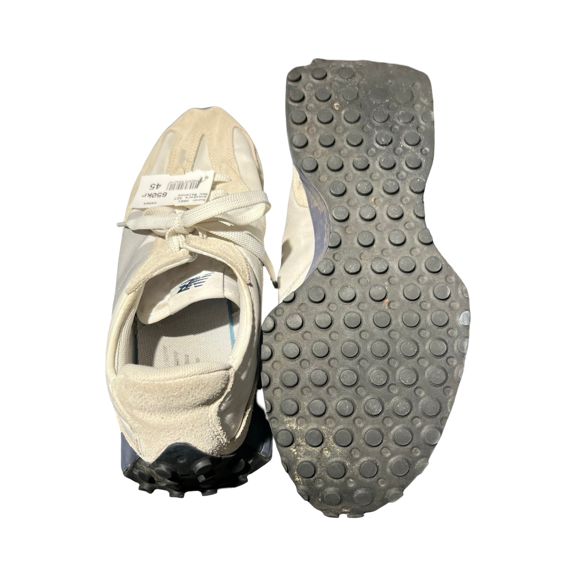 New Balance 327 sneakers för herr i vitt och beige. Ena skon visar ovandelen med snörning och den andra visar den mönstrade undersidan, fotograferade mot en vit bakgrund.