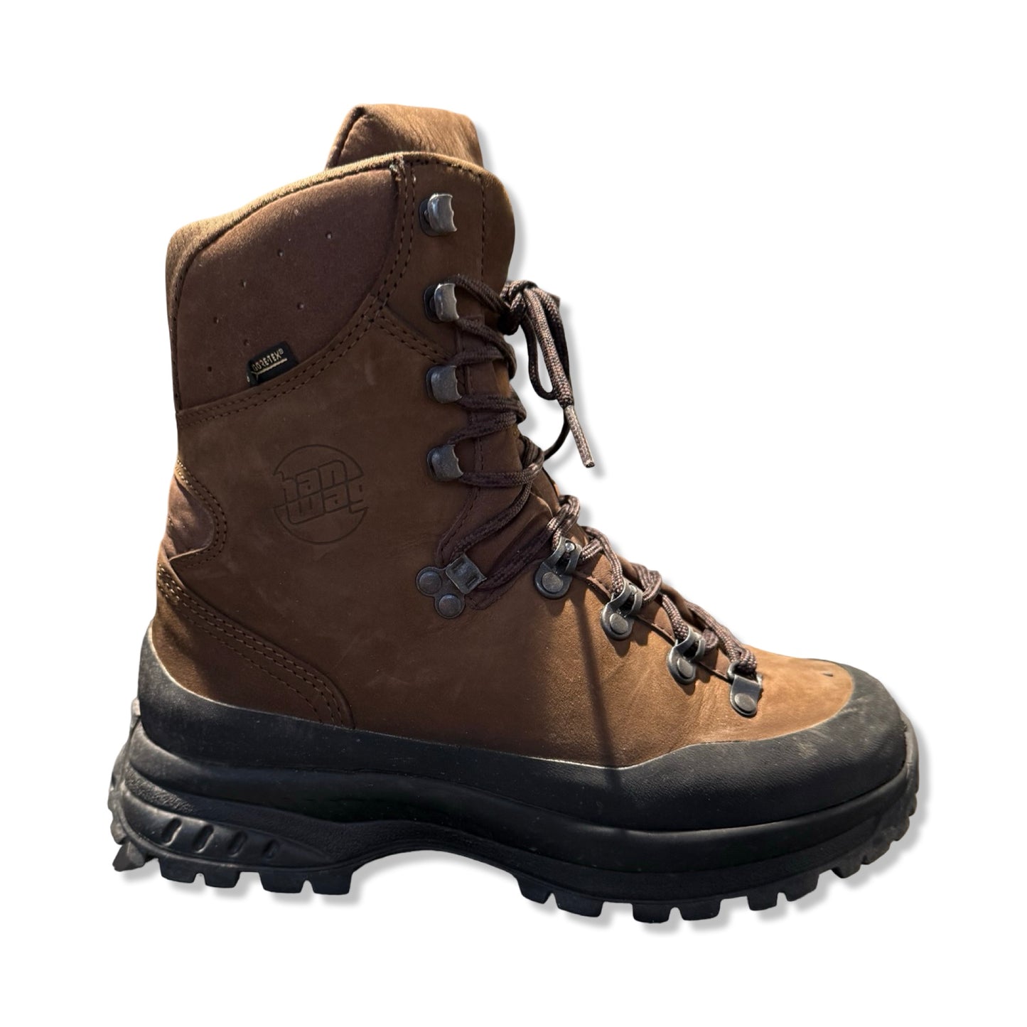 Hanwag Yukon vandringskängor för dam i brunt, fotograferade från sidan mot en vit bakgrund.