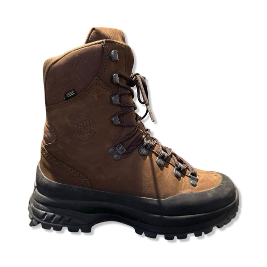 Hanwag Yukon vandringskängor för dam i brunt, fotograferade från sidan mot en vit bakgrund.