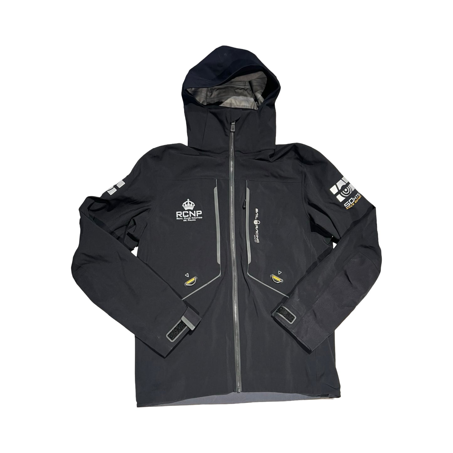 Sail Racing Orca skaljacka för herr i svart. Jackan har huva och heldragen dragkedja och är fotograferad platt mot en vit bakgrund.