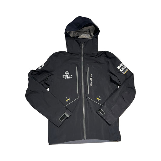 Sail Racing Orca skaljacka för herr i svart. Jackan har huva och heldragen dragkedja och är fotograferad platt mot en vit bakgrund.