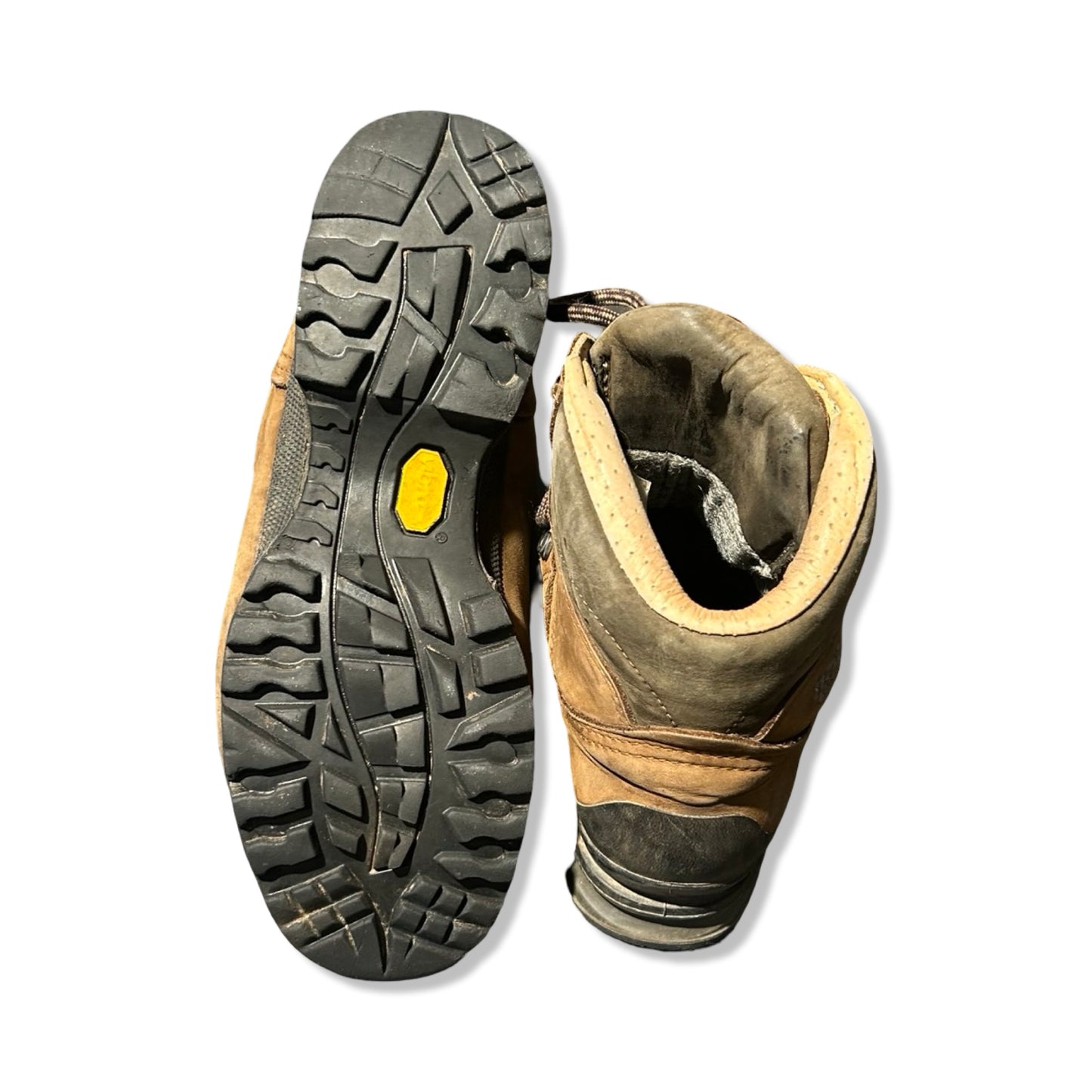 Sulan och insidan av ett par bruna Hanwag GTX vandringskängor för dam, fotograferade mot en vit bakgrund.