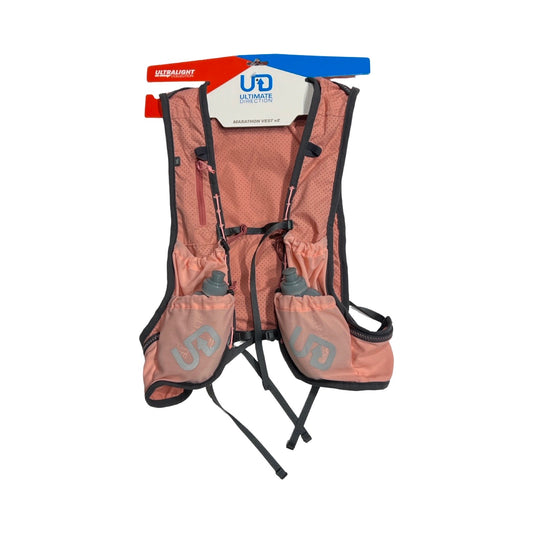 Löparväst Ultimate Direction Marathon v2 för unisex i rosa. Västen är fotograferad framifrån med två mjuka vattenflaskor mot en vit bakgrund.
