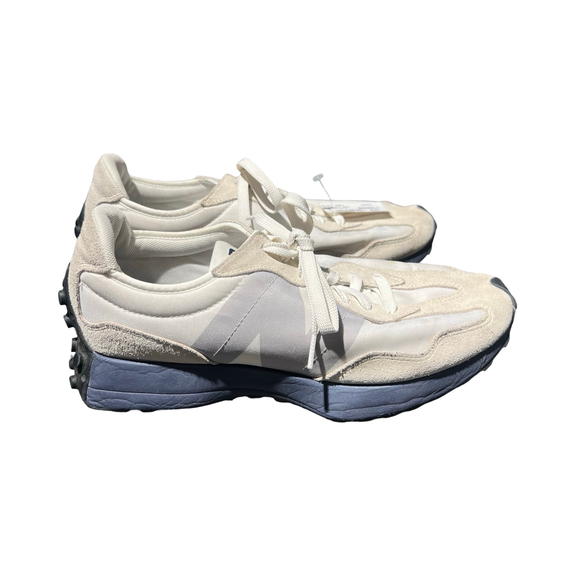 New Balance 327 sneakers för herr i vitt och beige. Skorna är fotograferade från sidan mot en vit bakgrund.