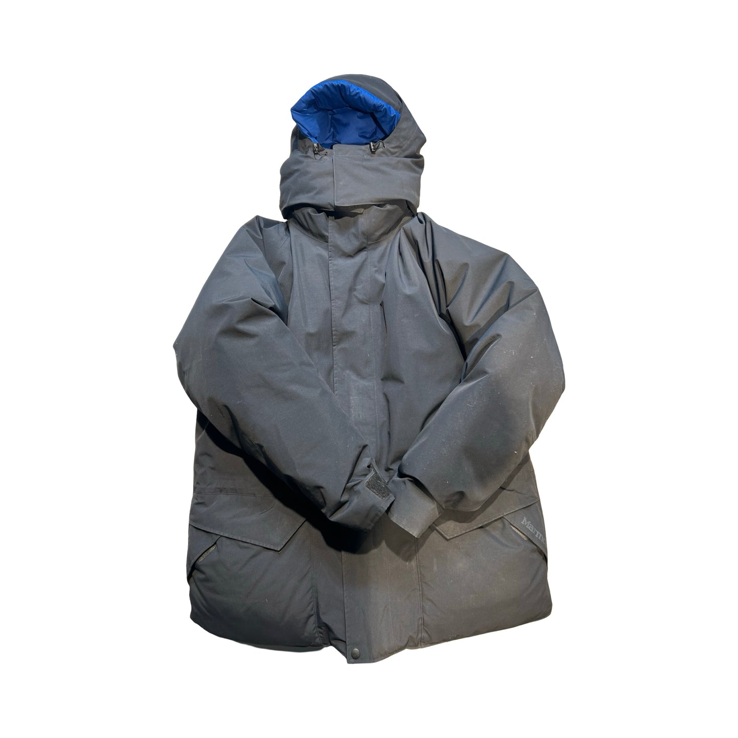 Marmot Gore-Tex parkas för herr i svart. Jackan har en huva med blått foder och är fotograferad framifrån mot en vit bakgrund.