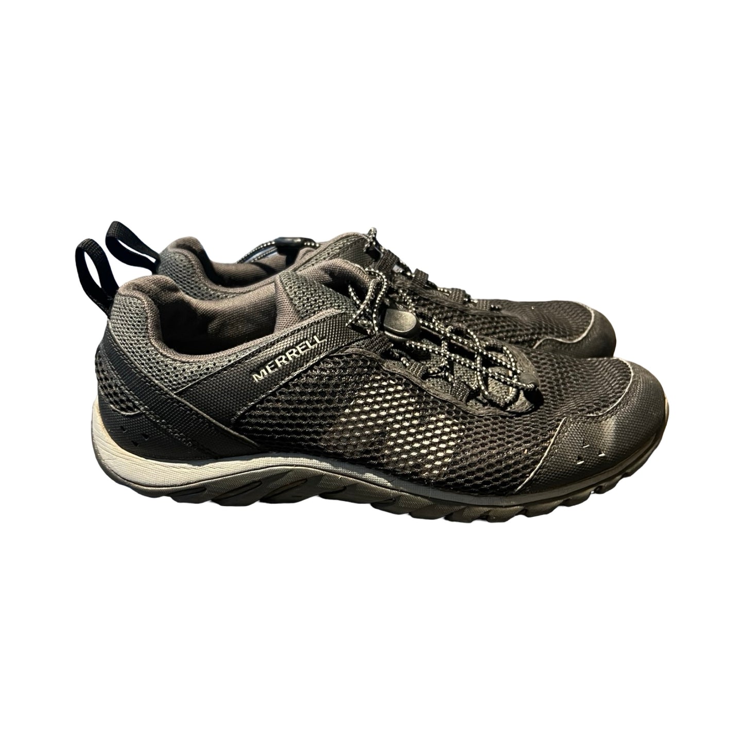 Merrell träningsskor för herr i svart och grått, fotograferade från sidan mot en vit bakgrund.