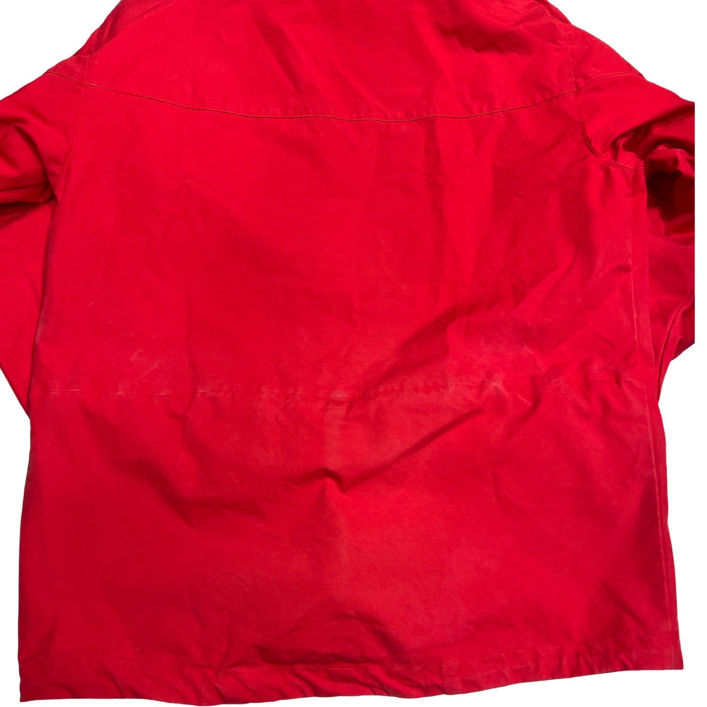 Baksidan av den röda Norröna Arktis Anojakke för dam, som visar lätt slitage.