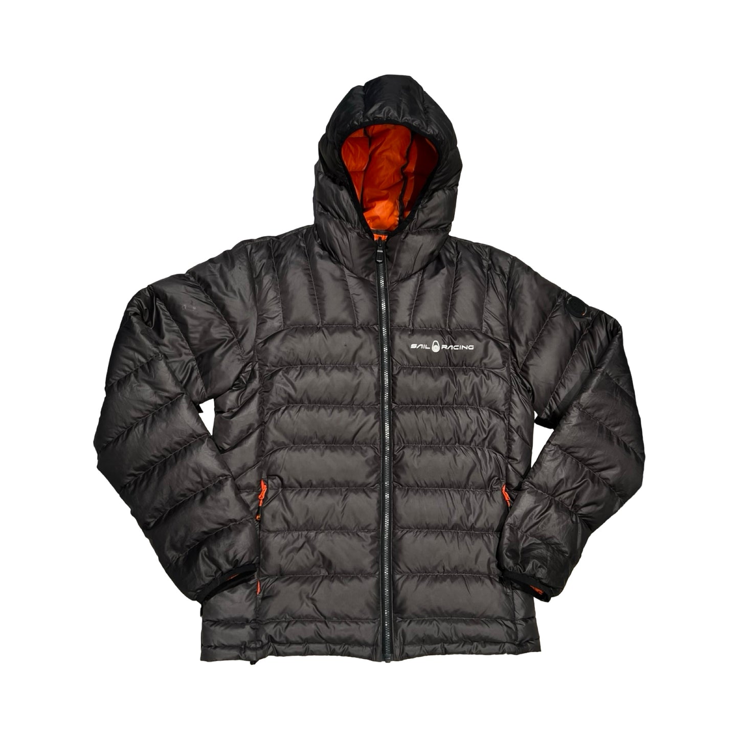 Sail Racing dunjacka för herr i grått med orange foder. Jackan har huva och heldragen dragkedja och är fotograferad platt mot en vit bakgrund.