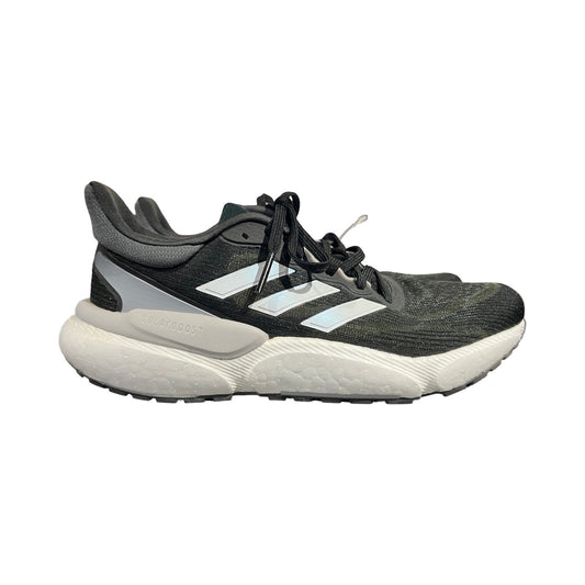 Adidas Solarboost 5 löparsko för dam i svart. Skon har en tjock vit sula och vita detaljer, och är fotograferad från sidan mot en vit bakgrund.