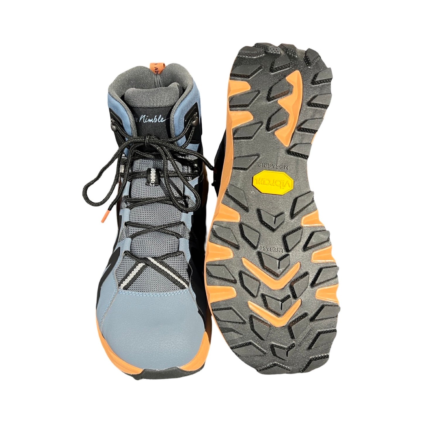 Joe Nimble Mountain Addict vandringskängor för herr i blått och orange, fotograferade ovanifrån mot en vit bakgrund. Ena kängan visar ovansidan och den andra visar sulan.
