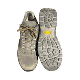 Ett par Hanwag Robin vandringsskor för herr i grått, där ena skon visas uppifrån och den andra visar Vibram-sulan, fotograferade platt mot en vit bakgrund.