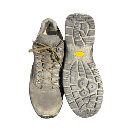 Ett par Hanwag Robin vandringsskor för herr i grått, där ena skon visas uppifrån och den andra visar Vibram-sulan, fotograferade platt mot en vit bakgrund.