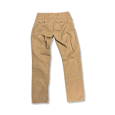 Baksidan av Fjällräven vandringsbyxa för dam i beige.
