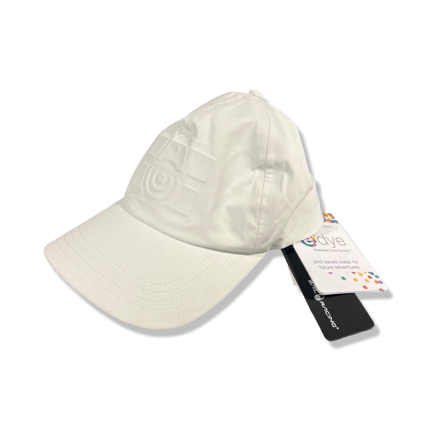 Sail Racing E-Dye Bloc OS keps i vitt med präglad logotyp, fotograferad snett framifrån mot en vit bakgrund.