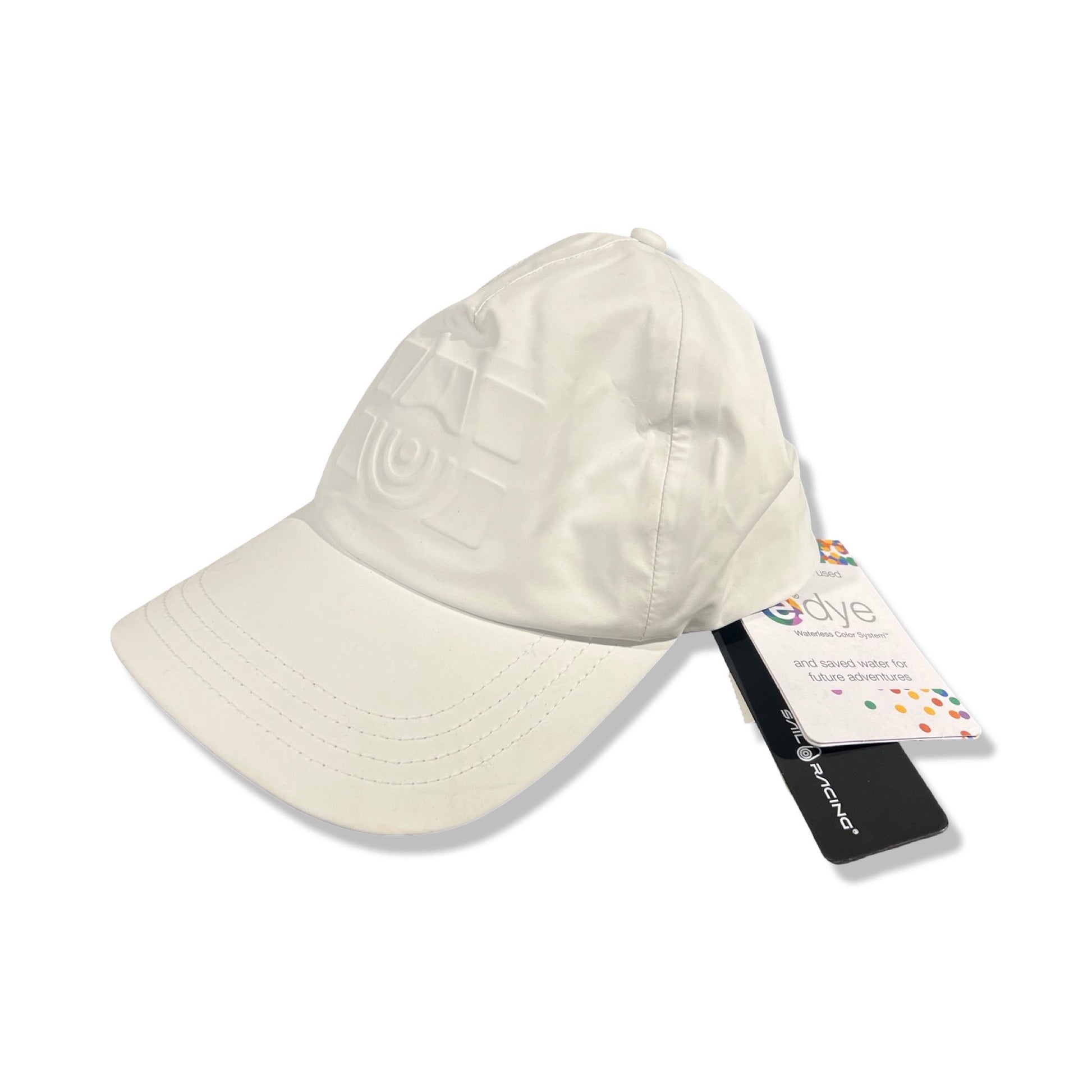 Sail Racing E-Dye Bloc OS keps i vitt med präglad logotyp, fotograferad snett framifrån mot en vit bakgrund.