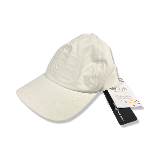 Sail Racing E-Dye Bloc OS keps i vitt med präglad logotyp, fotograferad snett framifrån mot en vit bakgrund.