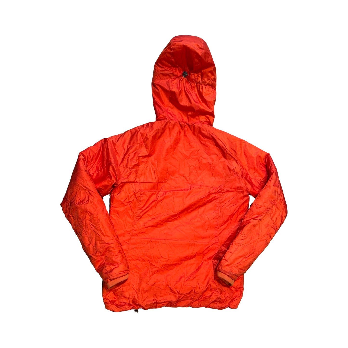 Baksidan av Houdini Primaloft funktionsjacka för dam i orange. Jackan har en huva och är fotograferad platt mot en vit bakgrund.