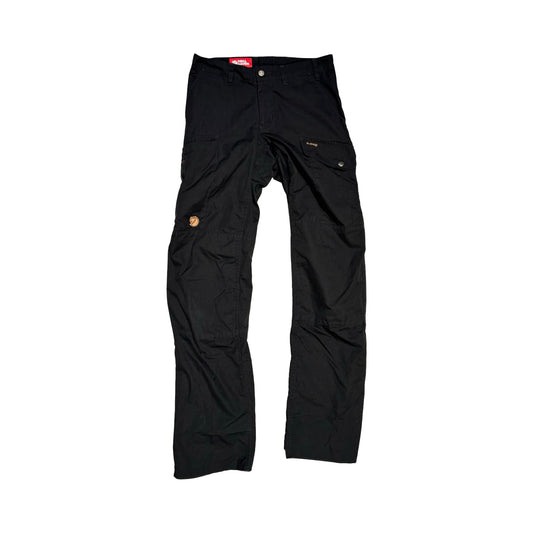 Fjällräven vandringsbyxa för dam i svart, fotograferad framifrån mot en vit bakgrund.