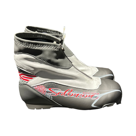 Salomon Vitane pjäxor för dam i grått och vitt med röda detaljer, fotograferade från sidan mot en vit bakgrund.