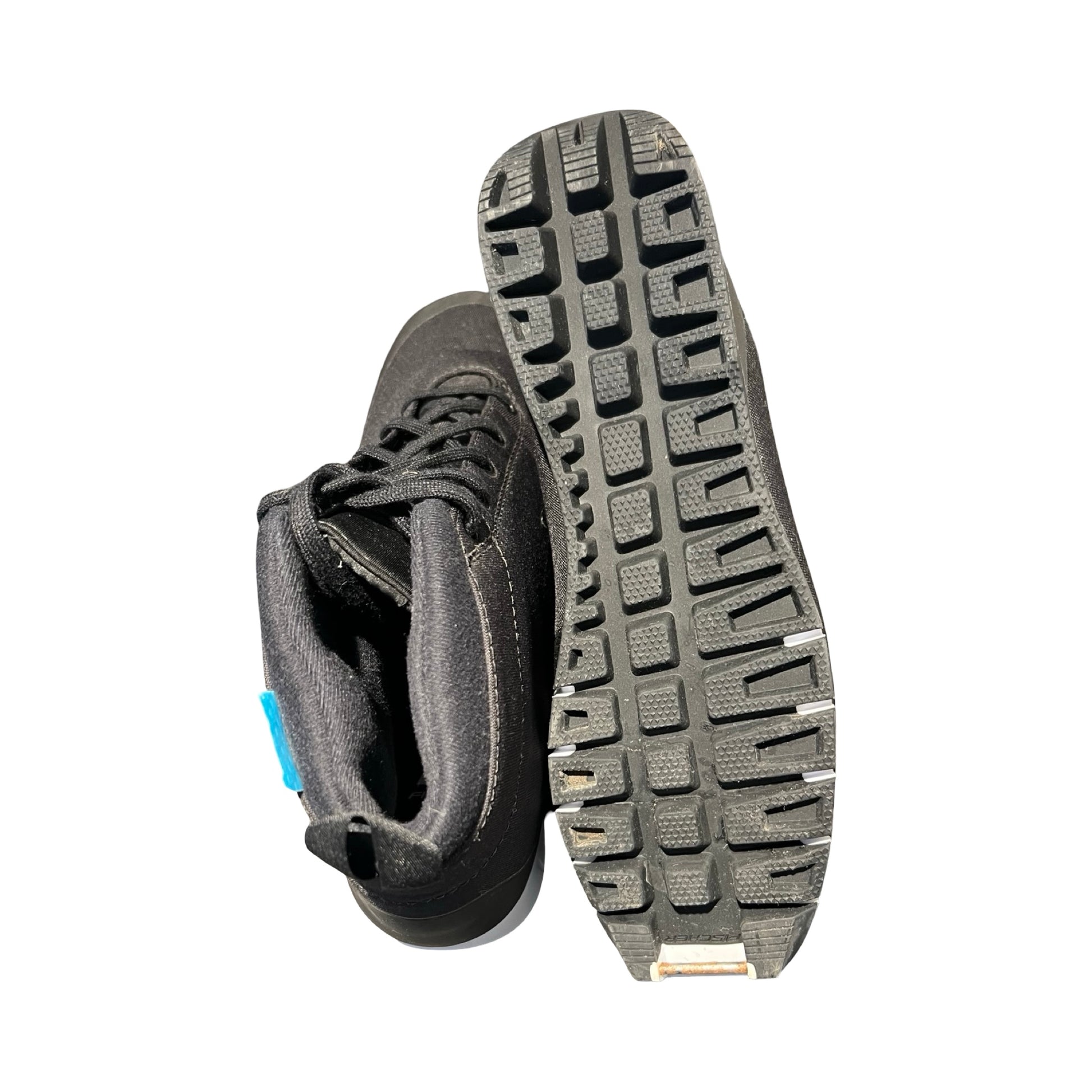 Fischer RCS Classic Waterproof kängor för herr i svart, fotograferade ovanifrån mot en vit bakgrund. Ena kängan visar sulan och den andra visar öppningen.