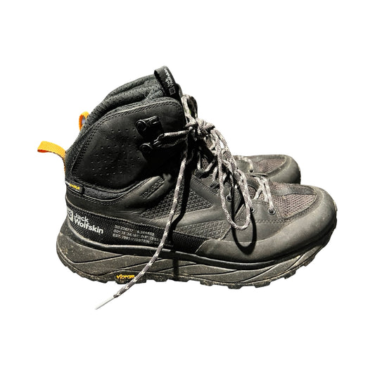 Ett par svarta Jack Wolfskin Texpore-kängor för dam, fotograferade från sidan mot en vit bakgrund.