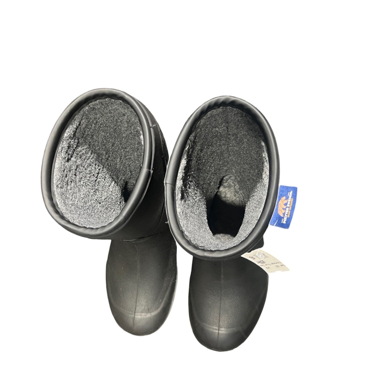 Ett par svarta Polyver Classic High vinterkängor för dam. Kängorna är fotograferade uppifrån mot en vit bakgrund och visar det gråa innerfodret.