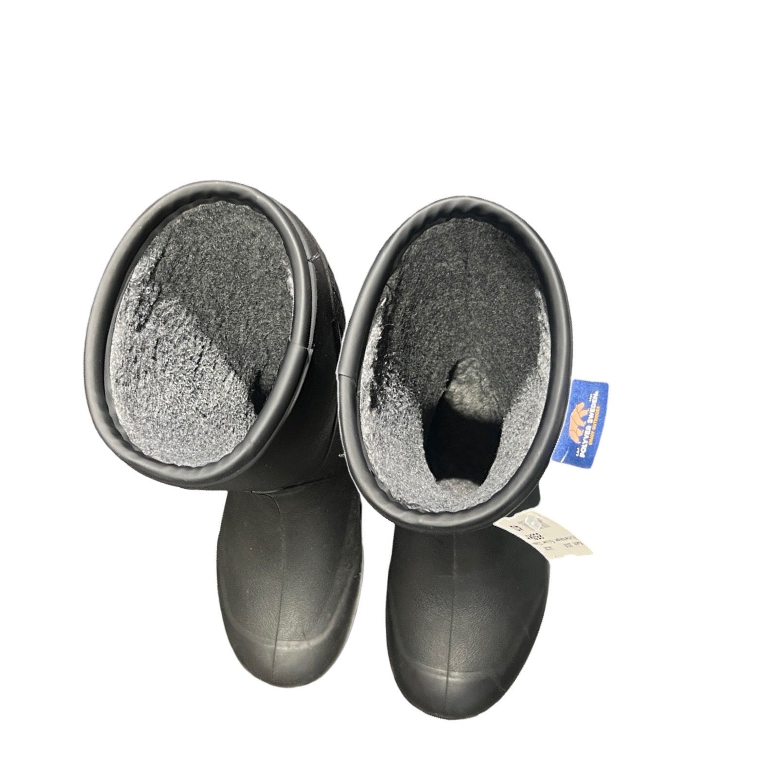 Ett par svarta Polyver Classic High vinterkängor för dam. Kängorna är fotograferade uppifrån mot en vit bakgrund och visar det gråa innerfodret.