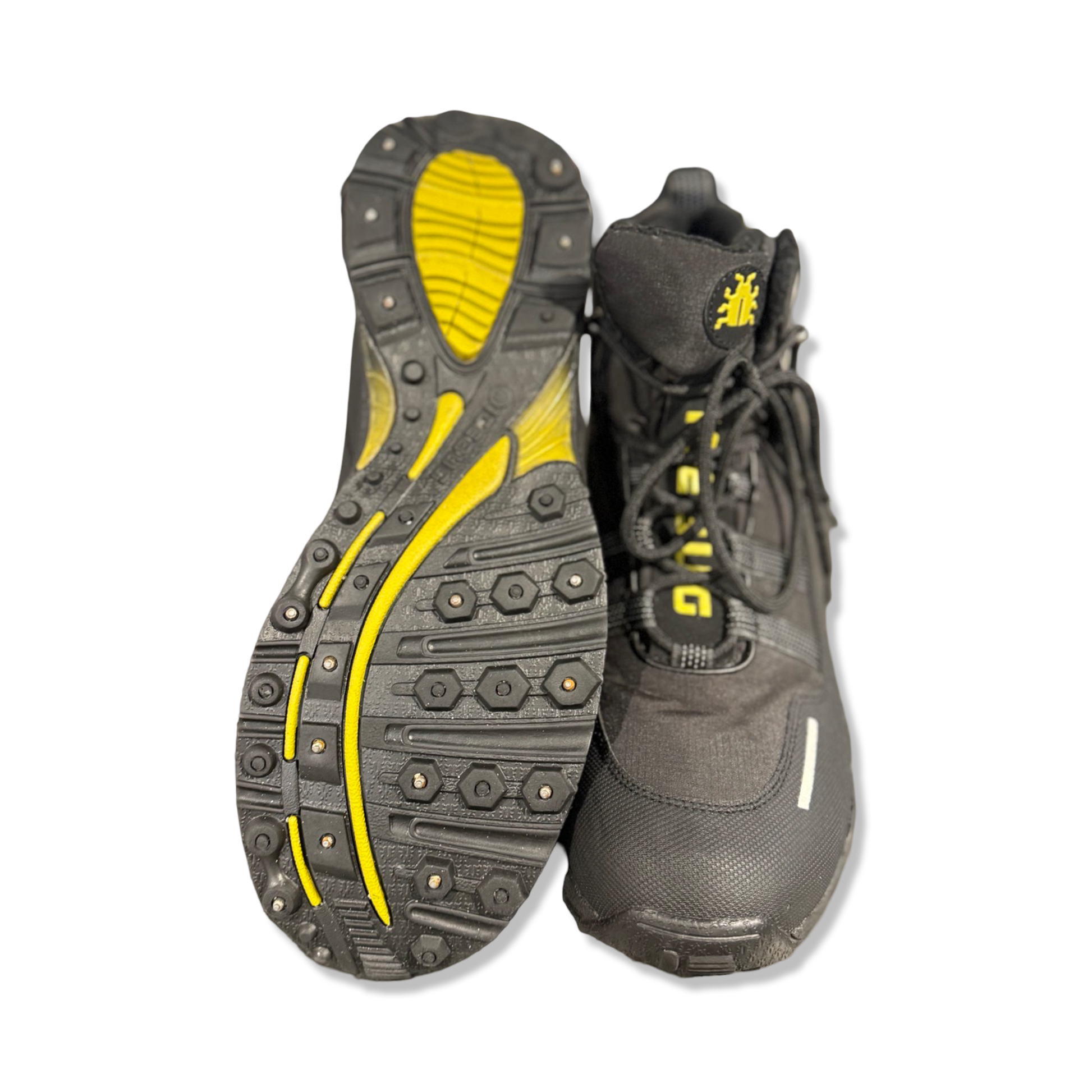 Icebug BUGdri vinterkängor för herr i svart med gula detaljer, fotograferade mot en vit bakgrund. En känga visas framifrån och den andra visar den dubbade sulan.