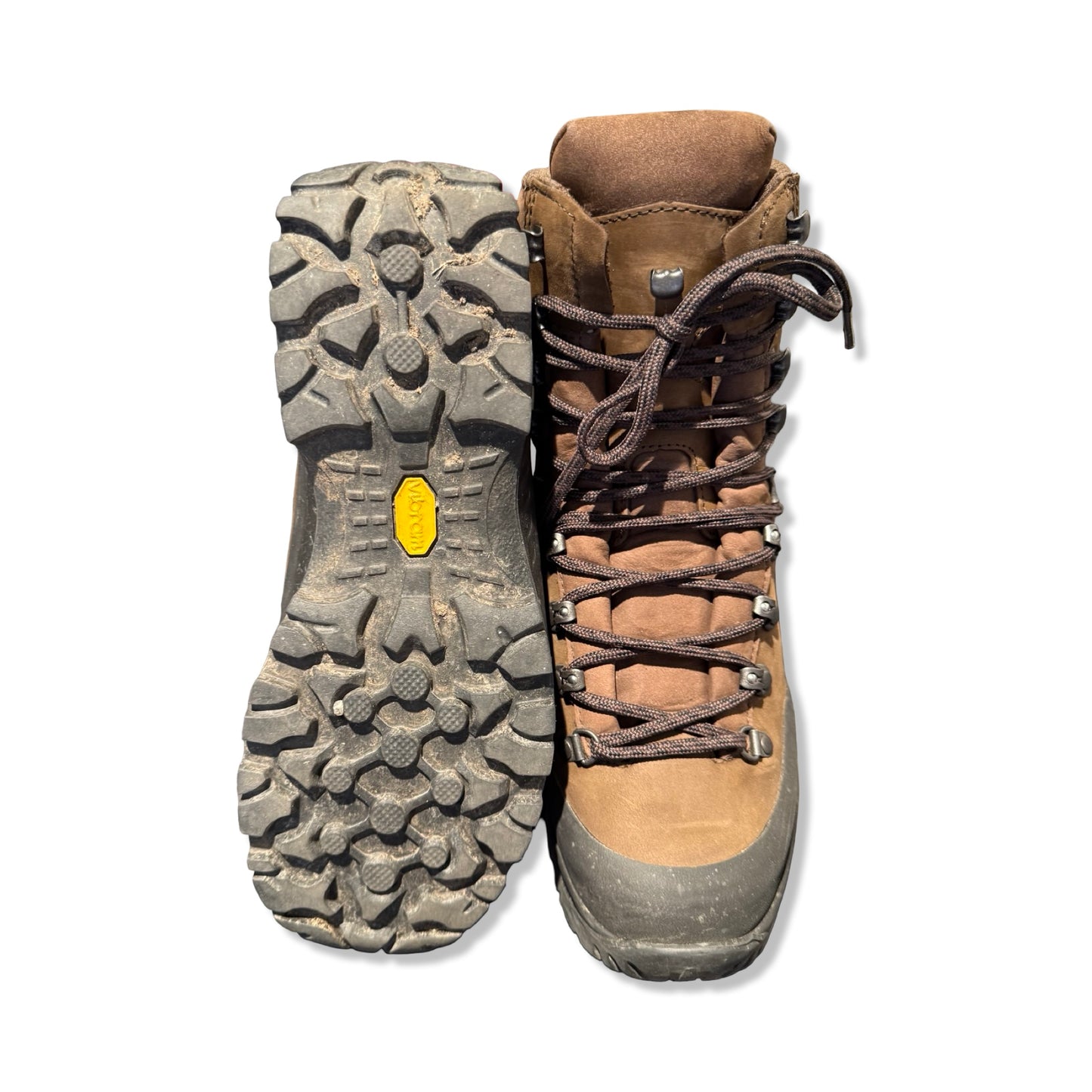 Ett par Hanwag Yukon vandringskängor för dam i brunt, där ena kängan visas uppifrån och den andra visar sulan, fotograferade mot en vit bakgrund.