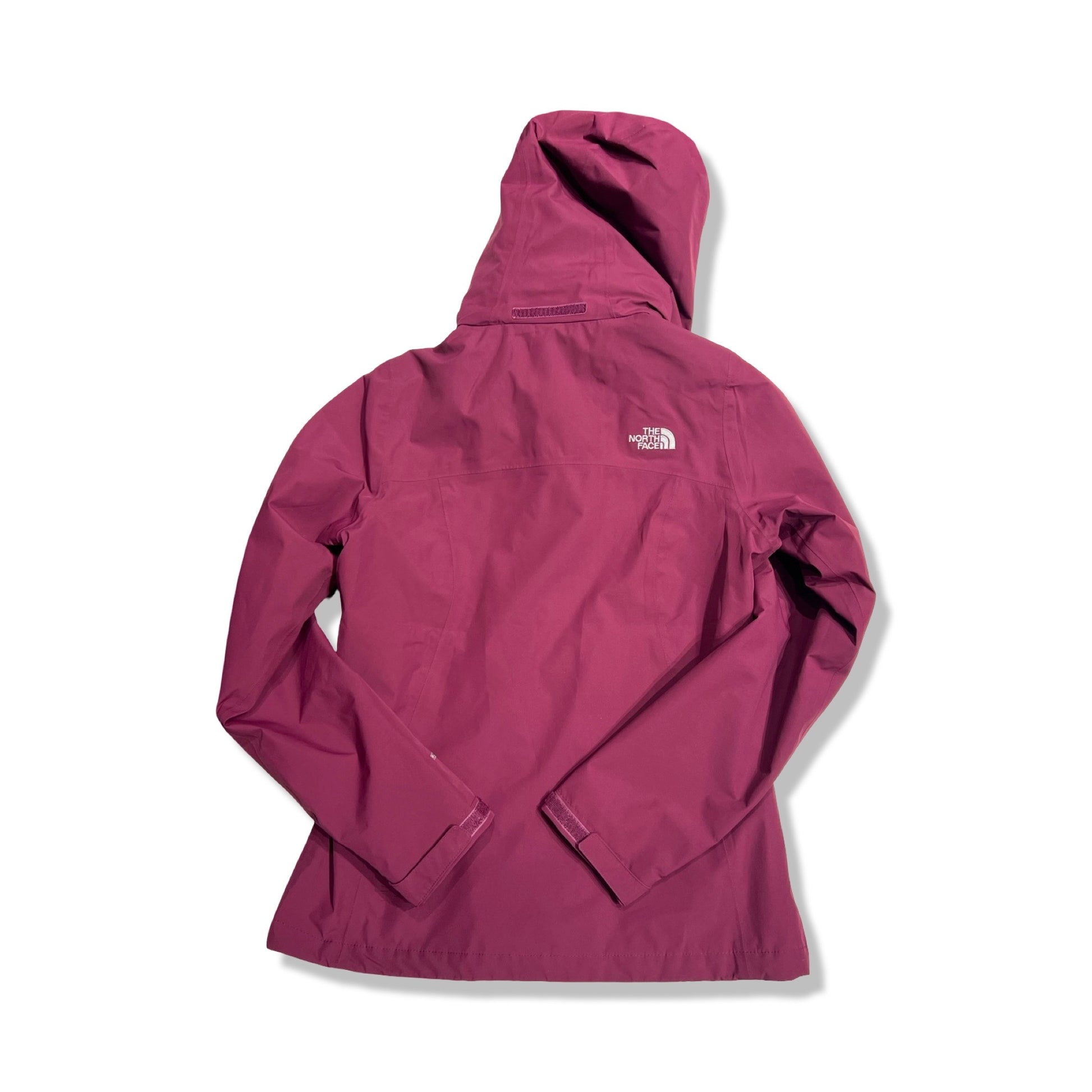 Baksidan av The North Face Sangro skaljacka för dam i lila. Jackan har huva och är fotograferad platt mot en vit bakgrund.