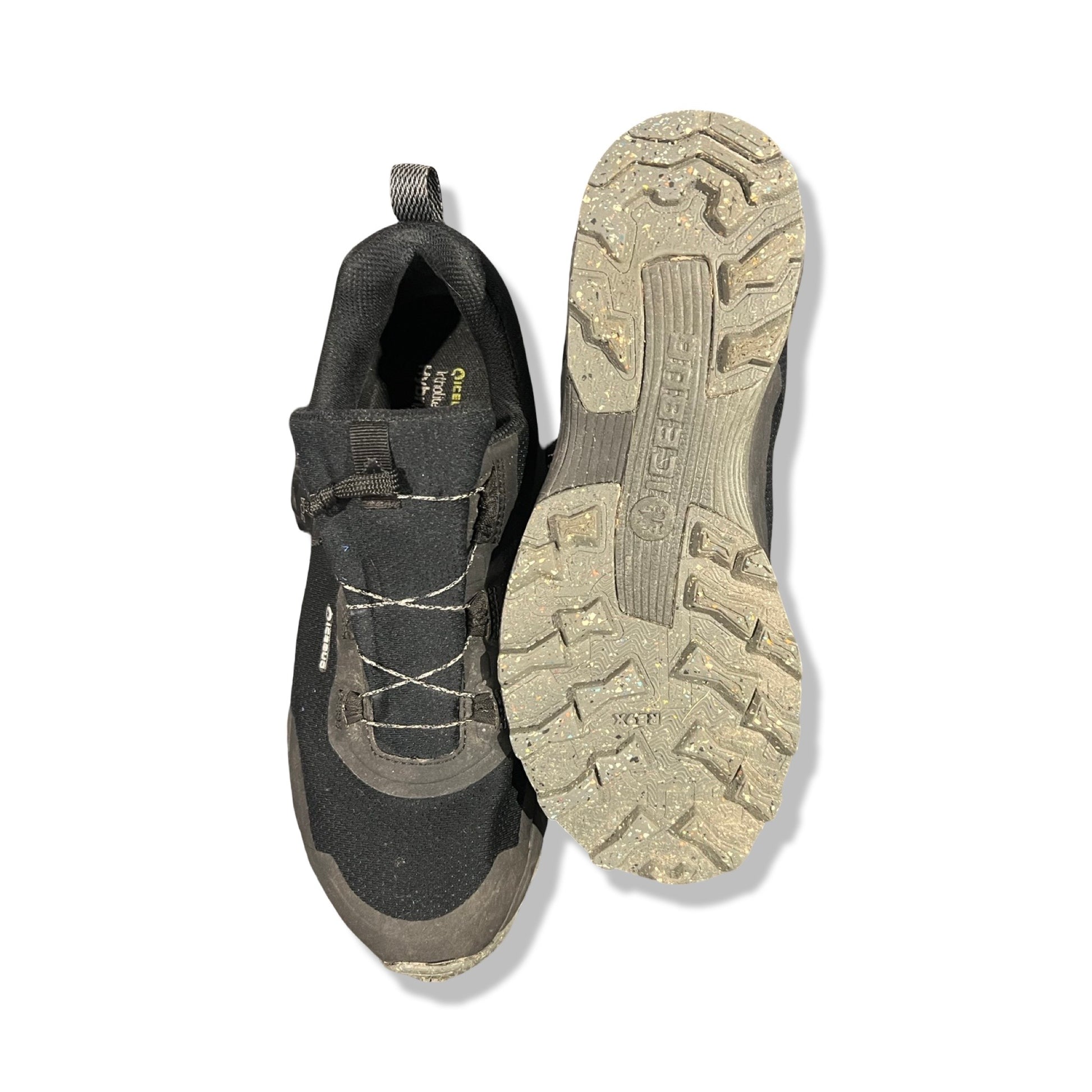 Icebug Rover MRB9X GTX löparskor för herr i svart. Ena skon visar ovansidan och den andra sulan, fotograferat mot en vit bakgrund.