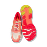 Asics GEL-Nimbus löparskor i rosa och orange, där ena skon visas uppifrån och den andra visar sulan mot vit bakgrund.