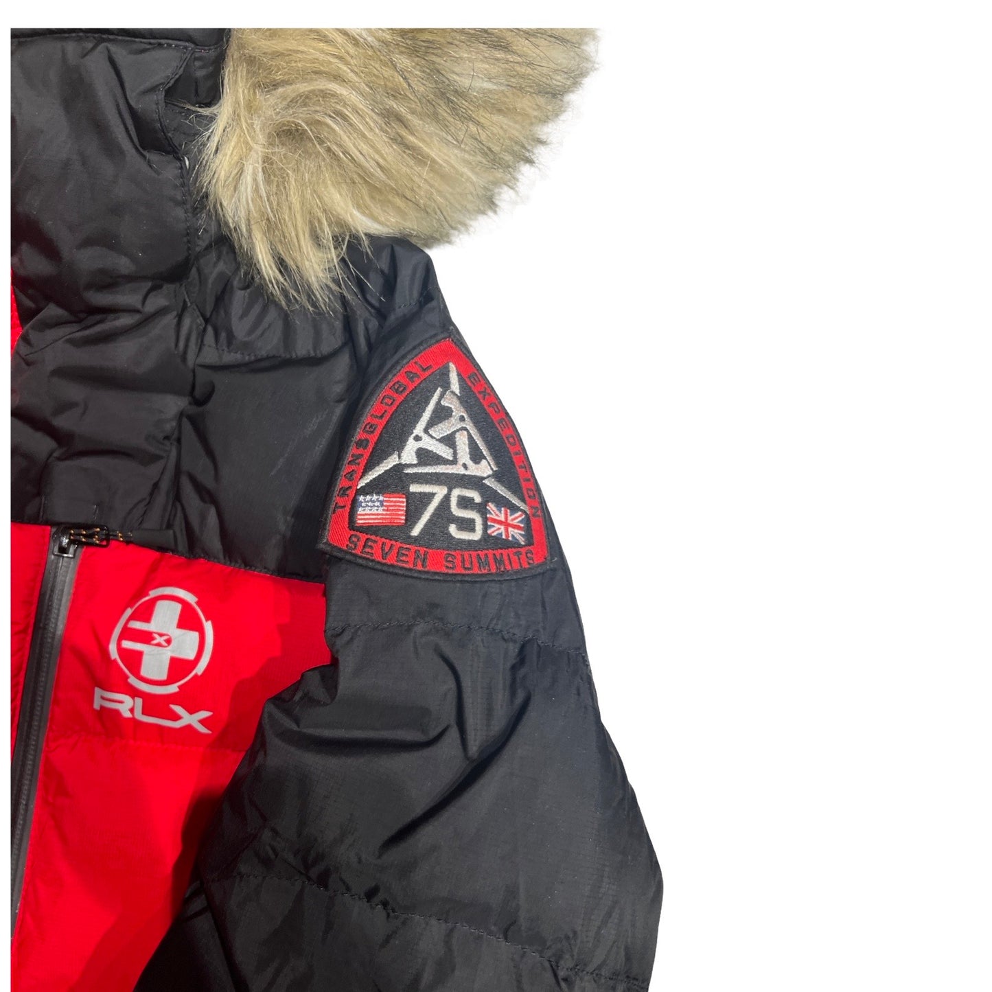 Närbild på Ralph Lauren RLX Transglobal Expedition parkas för herr i rött och svart, som visar pälskragen, logotypen på bröstet och märket på ärmen.