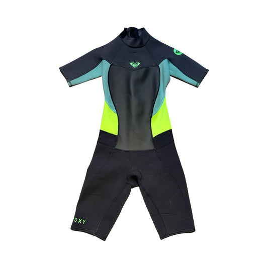 ROXY unisex våtdräkt med korta ärmar och ben i svart, ljusblått och neongult, fotograferad platt mot en vit bakgrund.