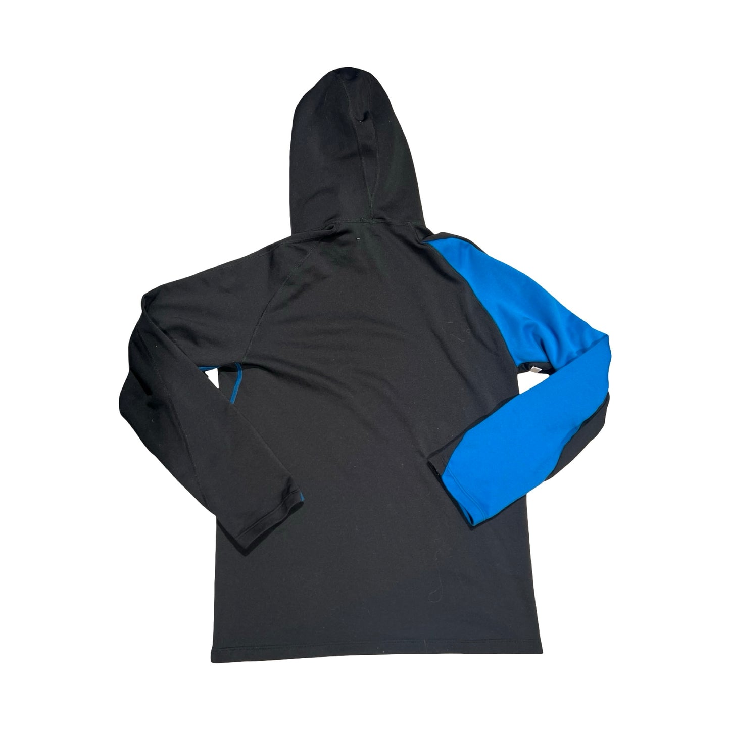 Baksidan av Röhnisch Röjk fleecehoodie för herr i svart med blå detaljer.