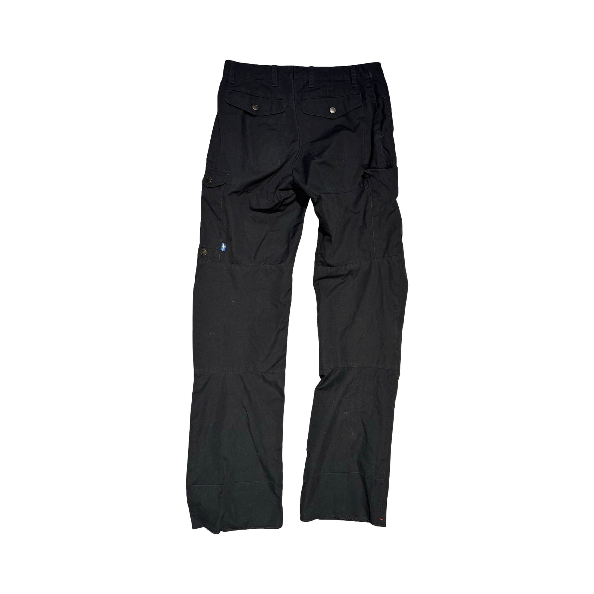 Baksidan av Fjällräven vandringsbyxa för dam i svart, fotograferad mot en vit bakgrund.