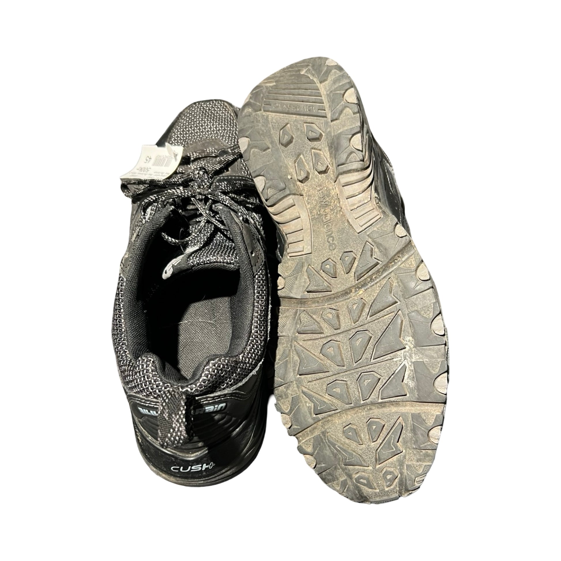 Ett par svarta löparskor för herr från New Balance, fotograferade mot en vit bakgrund. Den ena skon visar ovansidan och den andra visar sulan.