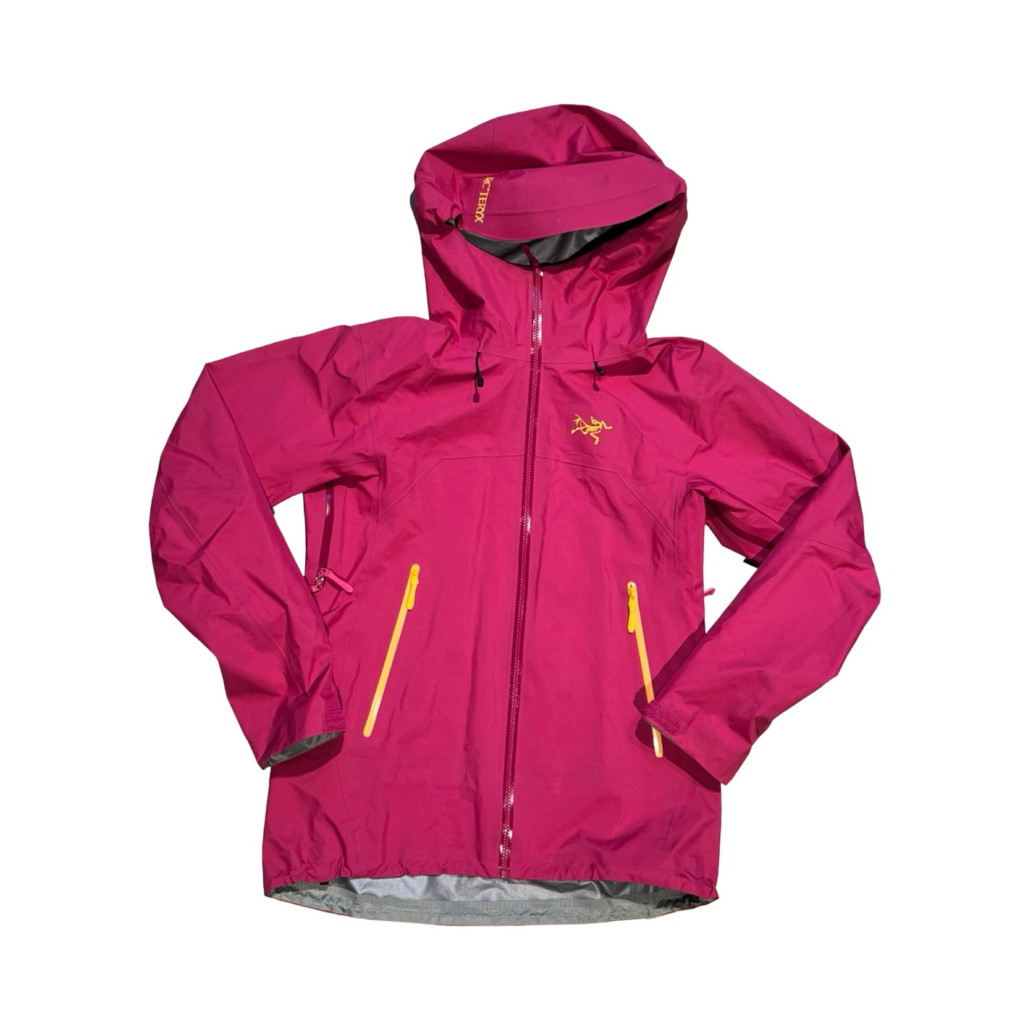 Arc'teryx Beta skaljacka för dam i rosa. Jackan har huva och heldragen dragkedja med gula detaljer och är fotograferad platt framifrån mot en vit bakgrund.