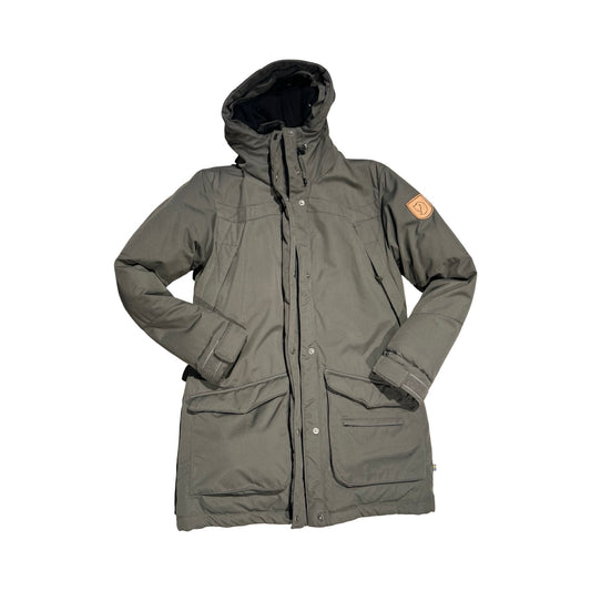 Fjällräven dunjacka för dam i grönt. Jackan har huva, stora fickor och logotyp på ärmen och är fotograferad platt mot en vit bakgrund.