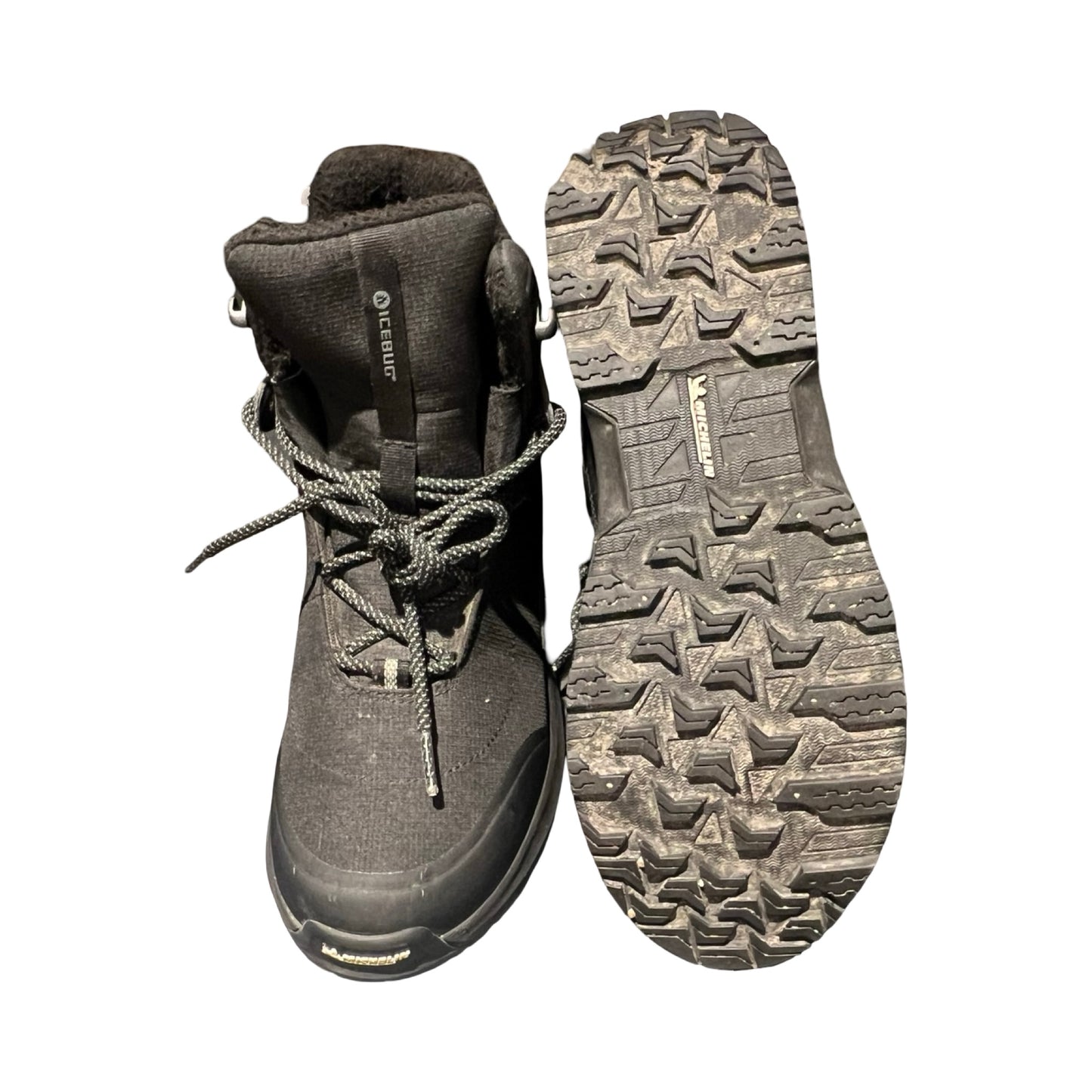 Ett par svarta Icebug Pace kängor för dam. Ena kängan visar sidan och den andra visar sulan, fotograferade mot en vit bakgrund.