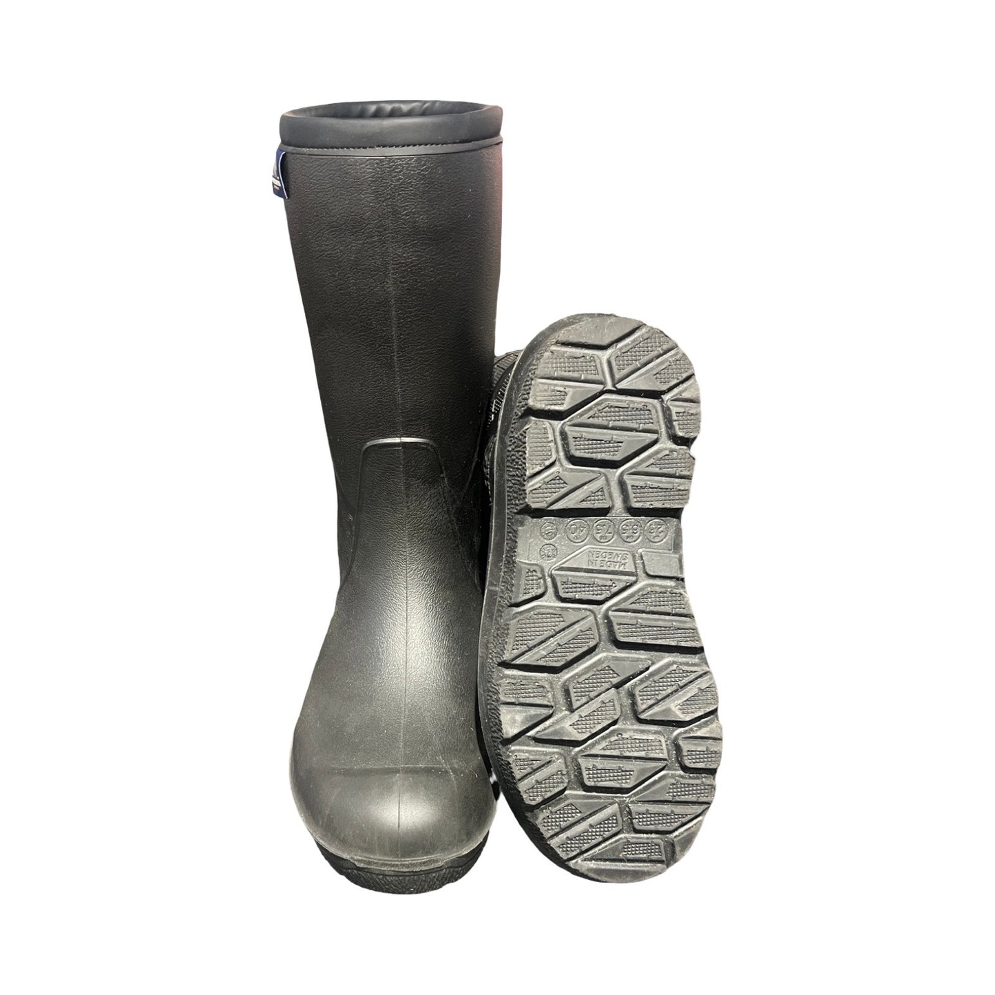 Polyver Classic High vinterkängor för dam i svart. Den ena kängan visas framifrån och den andra visar sulan, fotograferade mot en vit bakgrund.