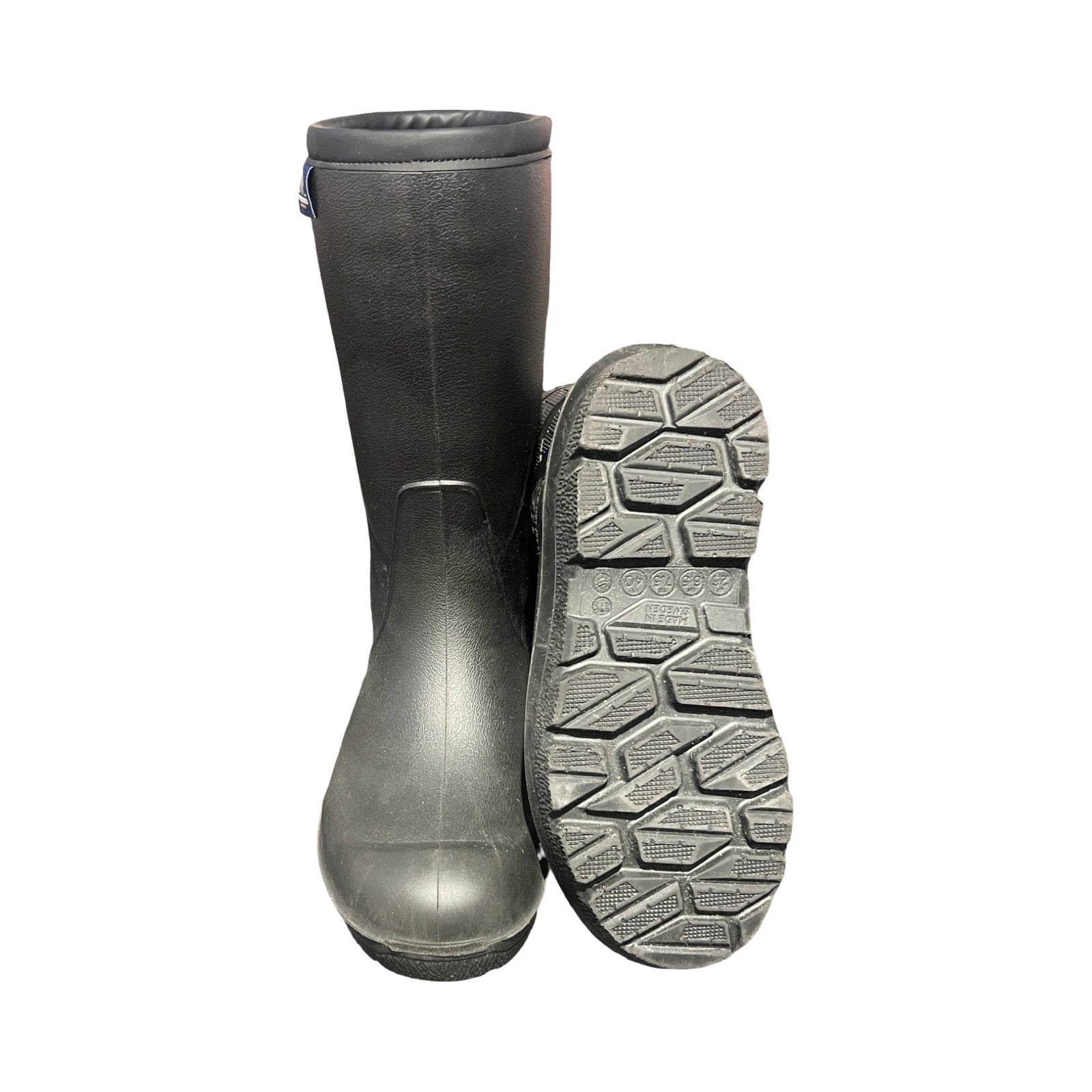 Polyver Classic High vinterkängor för dam i svart. Den ena kängan visas framifrån och den andra visar sulan, fotograferade mot en vit bakgrund.