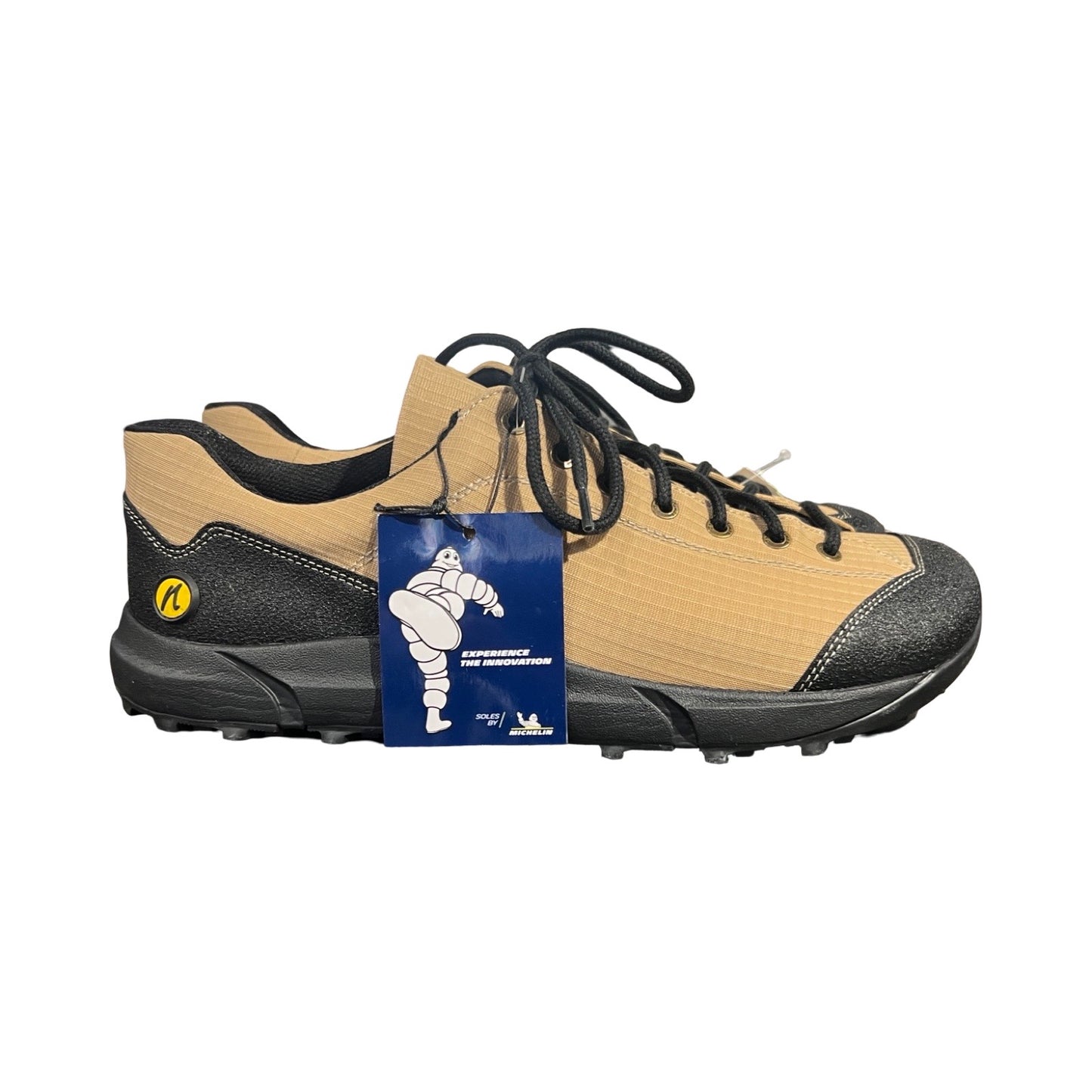 Joe Nimble TrekToes vandringsskor för herr i ökenfärgat och svart. Skorna har en robust svart sula och visas från sidan mot en vit bakgrund.