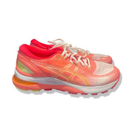 Asics GEL-Nimbus 21 löparskor i rosa och vitt, fotograferade från sidan mot en vit bakgrund.