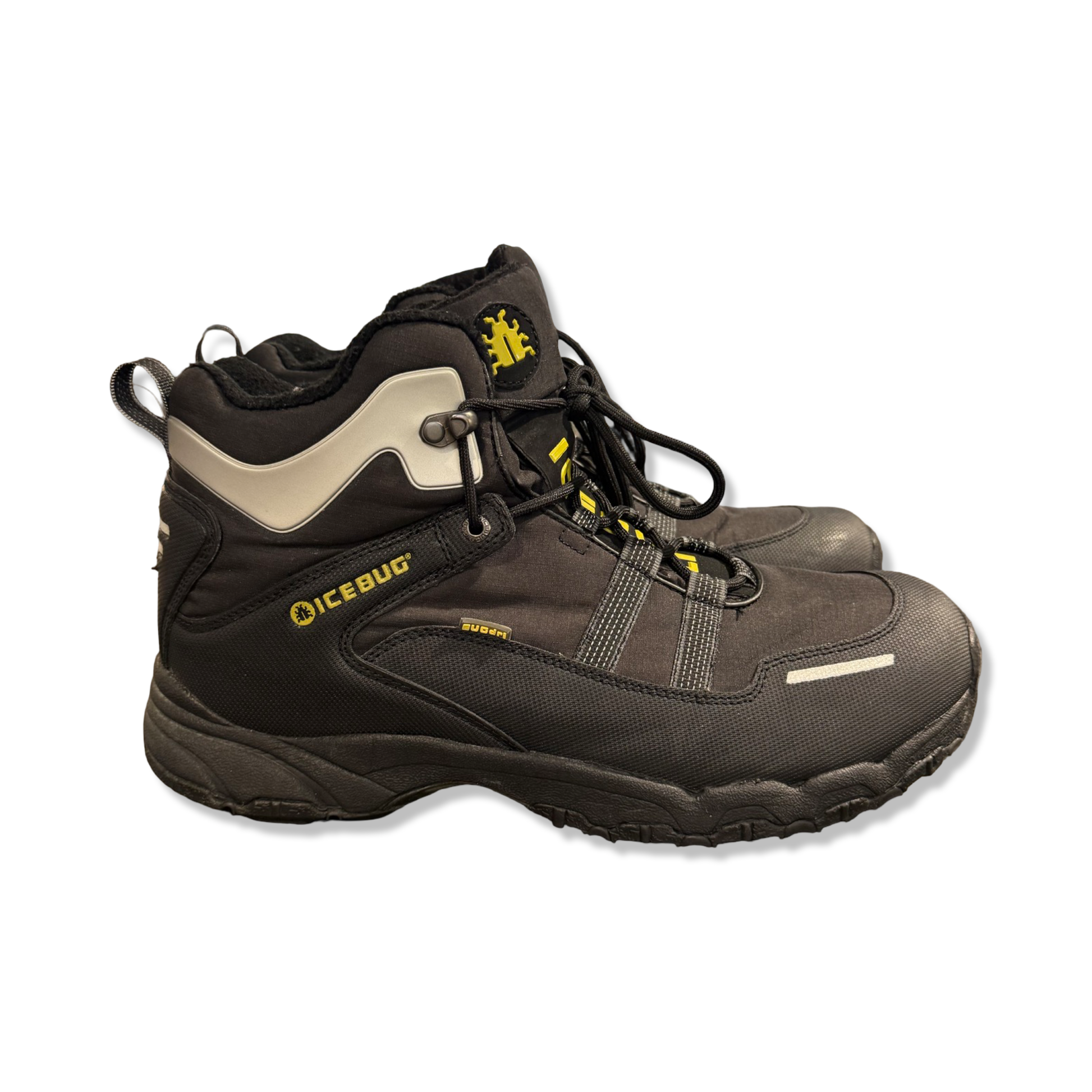 Vinterkängor Icebug BUGdri för herr i svart med gula och gråa detaljer, fotograferade från sidan mot en vit bakgrund.