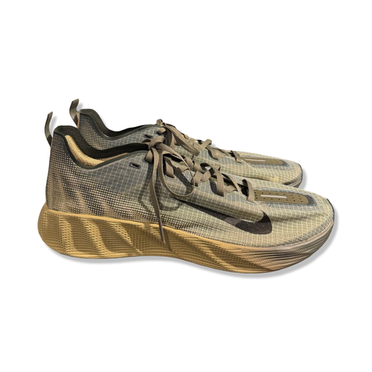 Nike AVA sneakers för herr i grönt, fotograferade från sidan mot en vit bakgrund.