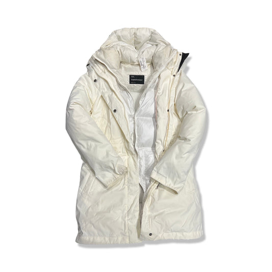 Peak Performance 3-i-1 parkas för dam i vitt. Jackan har huva och är fotograferad framifrån mot en vit bakgrund med den inre dunjackan synlig.