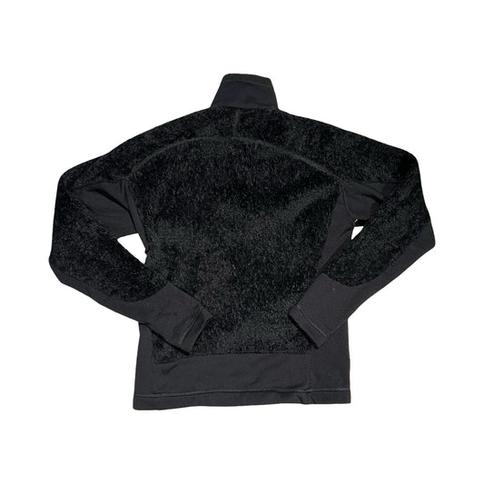 Baksidan av Tierra fleecetröja för dam i svart, fotograferad platt mot en vit bakgrund.